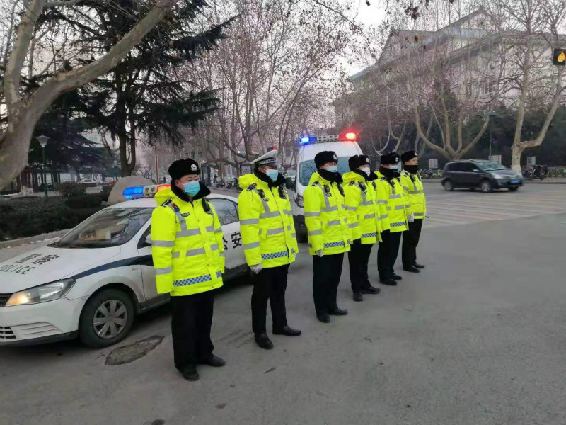 2LOL比赛赌注平台4小时勤务潍坊临朐交警全员上路确保道路交通安全