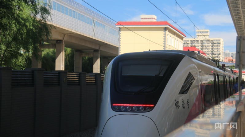 “怀LOL比赛赌注平台密号”列车驶入北京北站铁轨串起沿线京郊美景