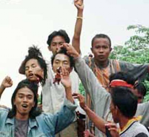 LOL比赛赌注平台:
1965年印尼恐怖排华大屠杀数万名华人女性被当街侵犯